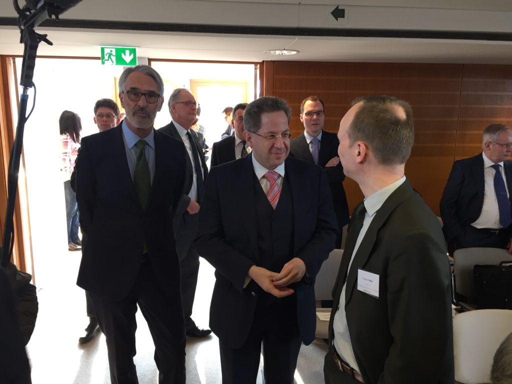 Hans-Georg Maaßen [center], President of the Federal Office for the Protection of the Constitution